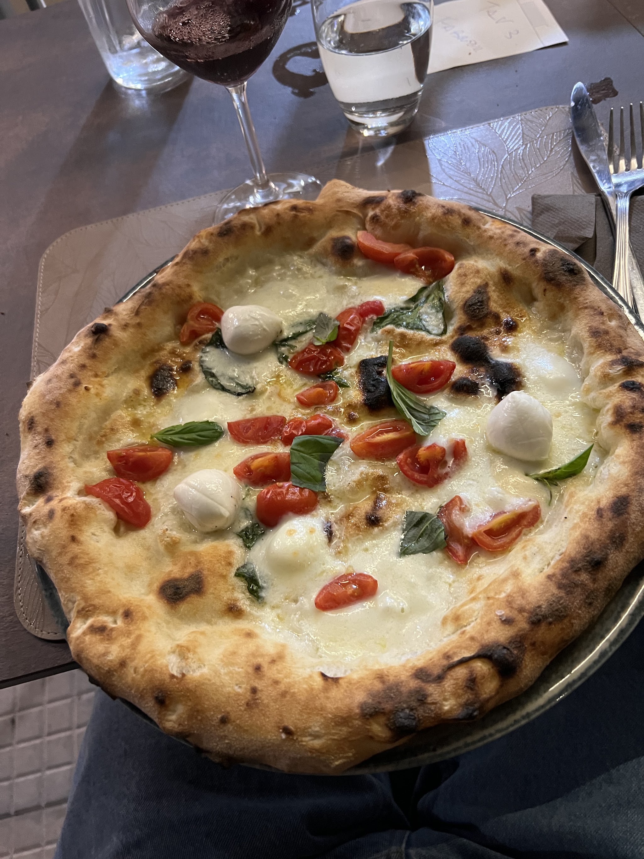 Dettaglio di una pizza GIÙ GIÙ