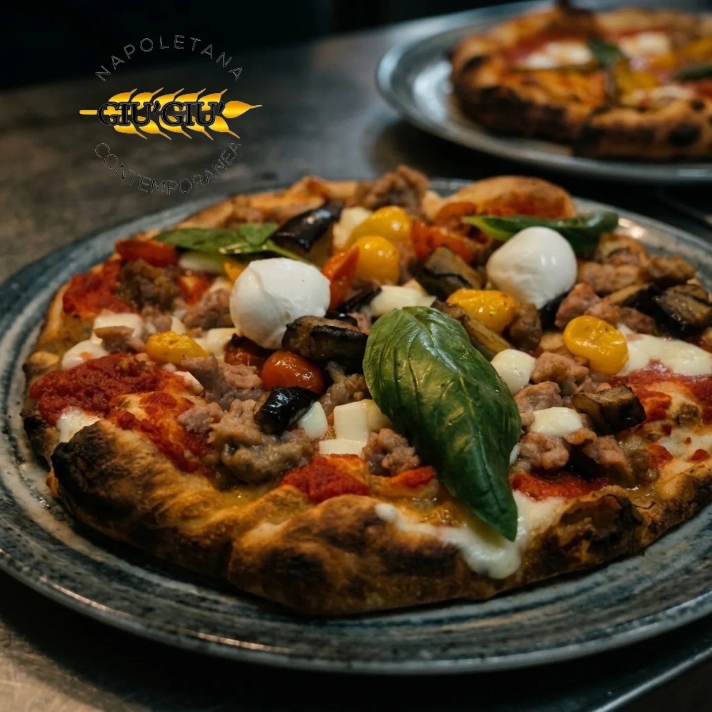 Pizza napoletana contemporanea servita da GIÙ GIÙ